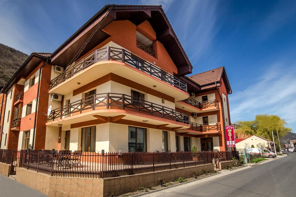 Guesthouse Magic Băile Herculane Exterior foto